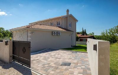Villa Leon for 8 people with private pool & pet friendly near Novigrad