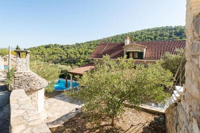 Stone house Mornar near beach