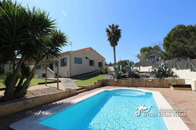 Bright Casa Els Cards close to Sitges with Air Conditioning