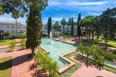 Elegant Marbella Apartment, 5-Pool Oasis, Sunlit Terrace, Garage