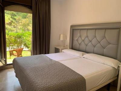 Apartamento de dos dormitorios y un baño con piscinas y jardines cercano a la playa