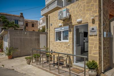 Petra's Charming Home, 500m to Beach