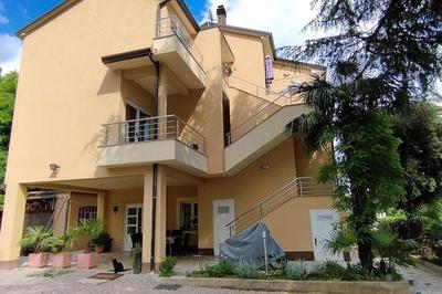 Spacious apartment with free parking and sea view