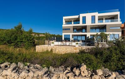 Gorgeous Apartment In Rovanjska