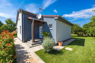 Holiday house Mirna with heated swimming pool and jacuzzi