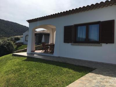 Nette Wohnung in Budoni mit gemeinschaftlichem Pool, Grill und Terrasse und Meerblick