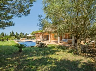 Luxuriöse Finca auf zwei Etagen mit Garten sowie Pool und Whirlpool