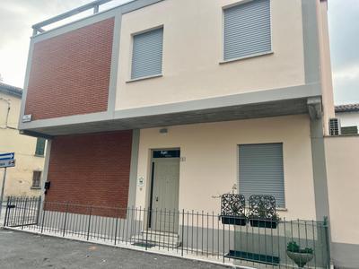 IL TORRIONE casa difronte a grandi giardini