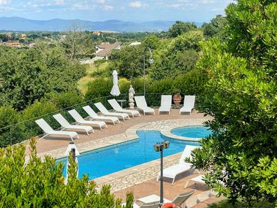 Pool, jacuzzi and events room - Charming villa in Umbria - sleeps 24 - lake view