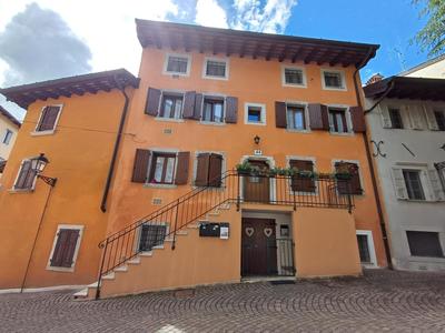 Splendida Mansarda, aria condizionata "ALLE MURA DEL CASTELLO 2 Stefano e Paola Marchesini"