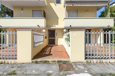 Comfy Apartment With private parking near the Beach!