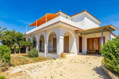 Portosalvo Apartment with Balconies near the Beach