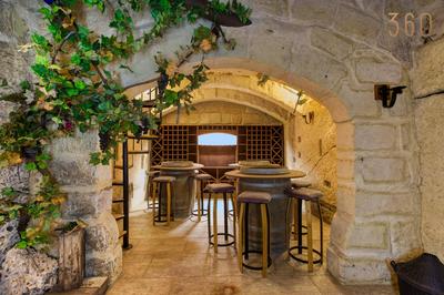 Spacious 4BR Home with wine cellar & hot tub by 360 Estates