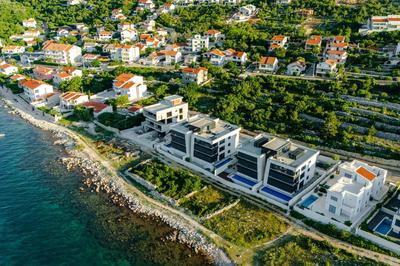 Luxury beachfront penthouse apartment with whirlpool and spacious rooftop terrace, Vinjerac