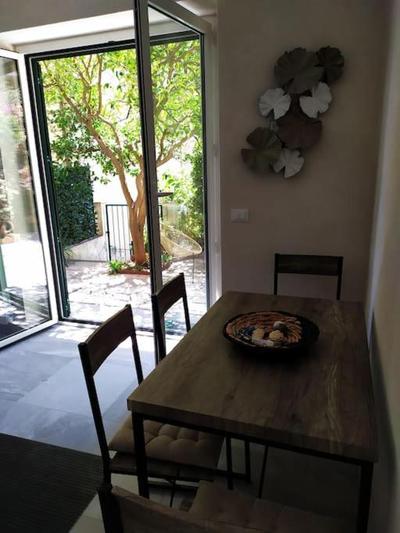 Ampia casa con piacevole giardino in centro a Noli