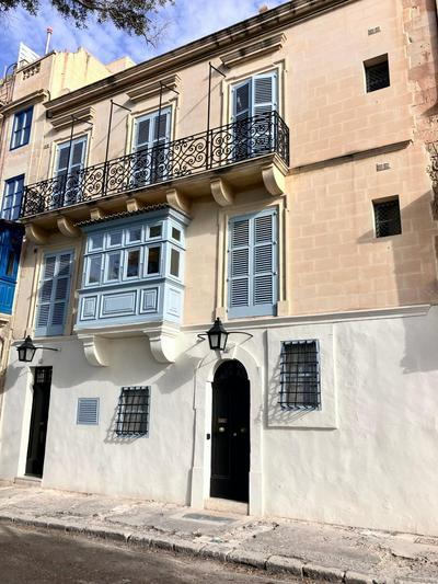 Prestigious Pied a Terre Wignacourt with views