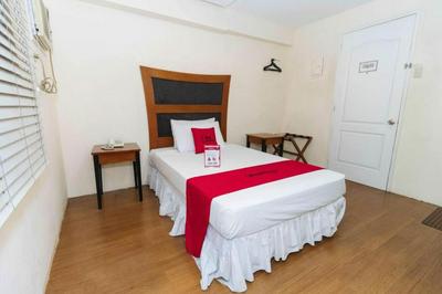 RedDoorz @ Amorsolo Makati