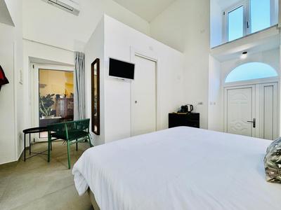 Palazzo Bougainvillea by Ritardo Aereo