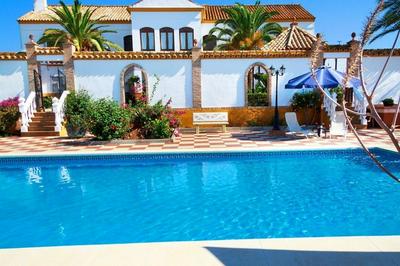 Schönes Ferienhaus mit Sonnenterasse und Pool