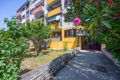 LIPA KORTA - Family Apt, 15 min Walk to Parentino & Pical Beaches