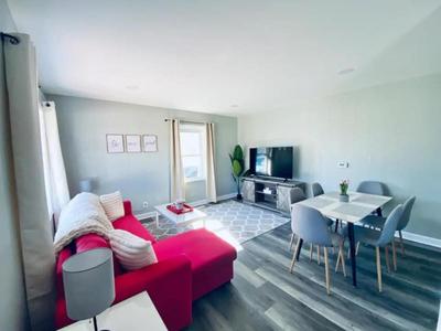 Streamwood IL Scarlet Star King Queen Bed Pet Friendly