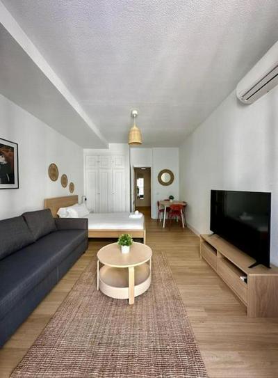 Tu ventana a Madrid para 3, conoce Carretas 25