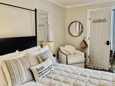 Beautiful Modern In-town Studio with Kitchenette