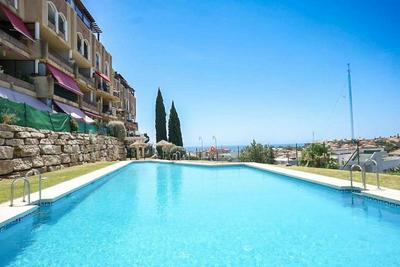 Amplio apartamento con piscina en Mijas