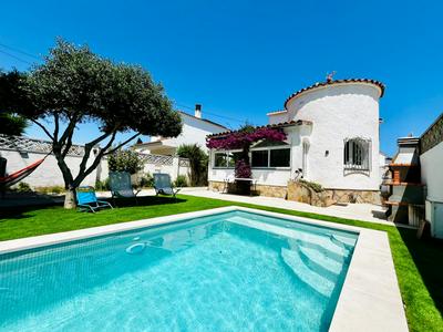 Villa with swimming pool close to the beach