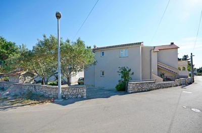 Spacious 4 bedroom apartment with free parking lot