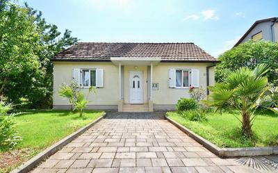 Holiday House with garden "Nena"