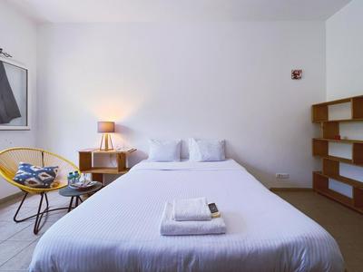 chambre très confortable climatisée SDB partagée