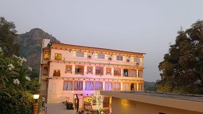 UNVR - A peace full farmhouse Resort Udaipur