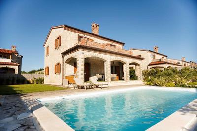Villa del Lago with heated pool
