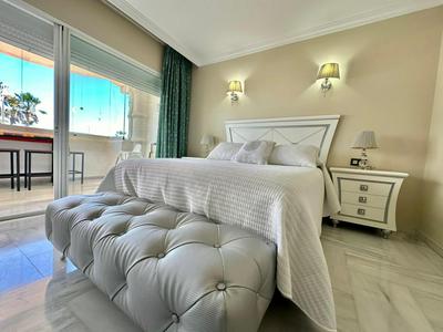 Apartamento Frente a la Playa con Calefacción y Terraza en Puerto Marina