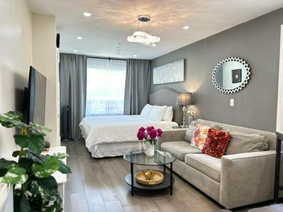 Modern Lux Family Rooms - KingBed - Near Sheppard W Station Toronto