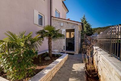 Wohnung in Rabac mit Kleiner Terrasse