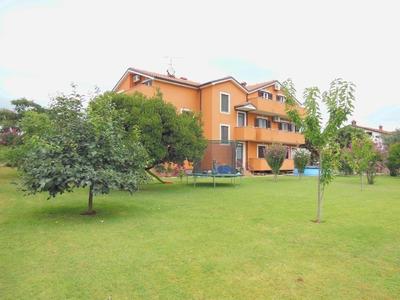 Klimatisierte Wohnung in Zambratija mit Gepflegtem Garten