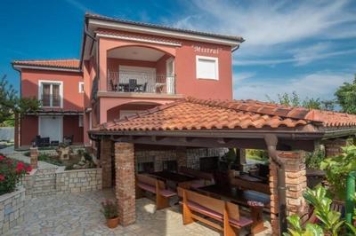 Geräumige Wohnung in Lopar mit Terrasse, Grill und Garten