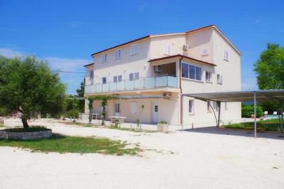 Ferienwohnung in Rakalj mit Garten, gemeinsamem Pool und Terrasse