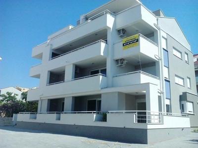Modern eingerichtete Ferienwohnung für Familien oder Freundesgruppen mit Balkon, zentral am Meer gelegen