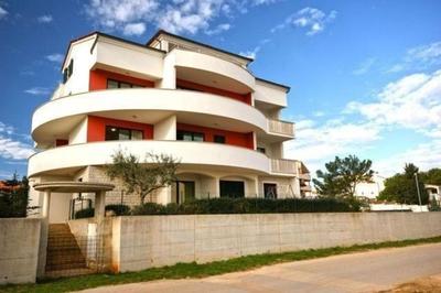 Moderne Ferienwohnung in Ližnjan mit Garten, Grill und Whirlpool