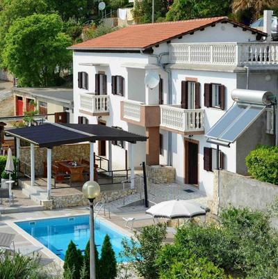 Ferienhaus mit Pool und Außenküche mit Blick auf die Kvarner Bucht