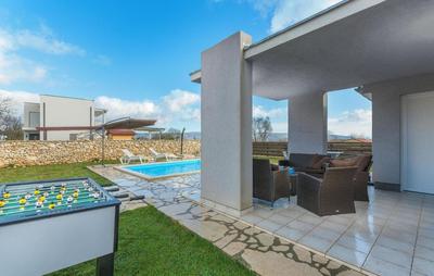 Schönes Ferienhaus in Rakalj mit Großem Pool