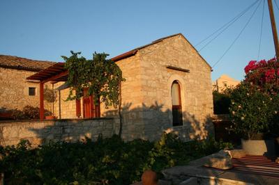 Ferienhaus In Douliana Mit Großem Balkon