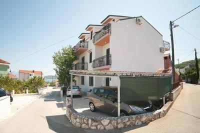 Ferienwohnung in Slatine mit Garten und Terrasse