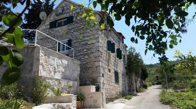Charmantes Steinhaus mit Pool und Panoramablick