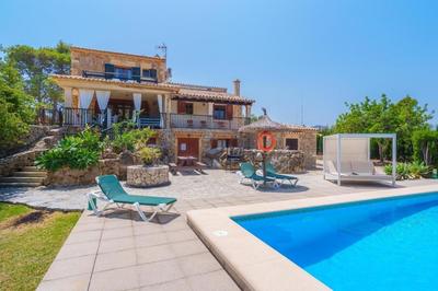 Grosses, komfortables Landhaus aus Stein auf drei Ebenen gebaut