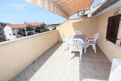 Ferienwohnung Lora mit kleiner Terrasse