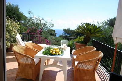 Sehr gepflegt eingerichtete Ferienwohnung mit herrlicher Meerblickterrasse